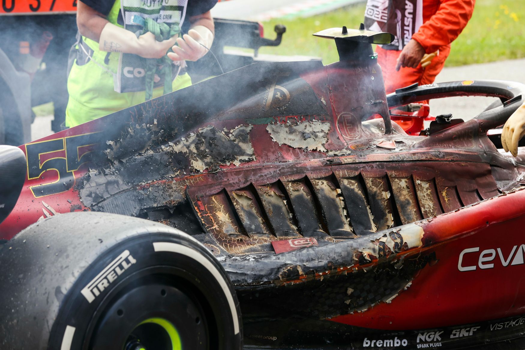 Požár Ferrari Carlose Sainze juniora ve VC Rakouska F1 2022