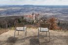 Nejznámější a nejpůsobivější výhled na barokní památku Jezeří. I s židličkami, jako ve škole.