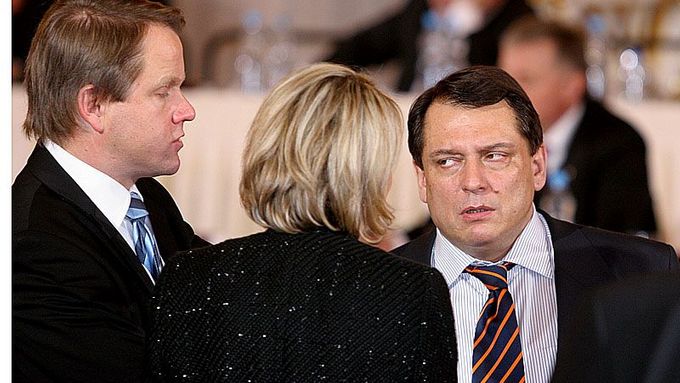 Šéf opozice Jiří Paroubek při poradě se členy vládní koalice: Martinem Bursíkem a Kateřinou Jacques (SZ). Tak vypadal pátek.