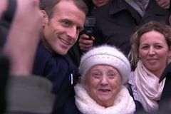 Video: "Vy jste paní Macronová?" Stařenka si spletla Merkelovou s první dámou Francie