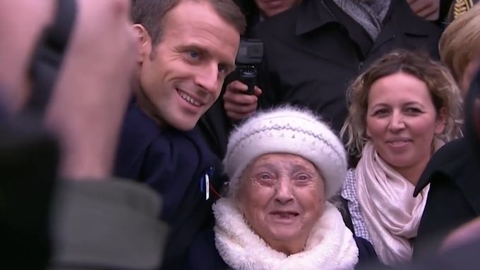 101letá žena si spletla Merkelovou s první dámou Francie.