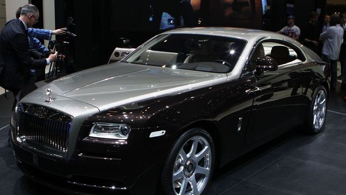 Jedno z exkluzivních aut letošní Ženevy - Rolls Royce Wraith.