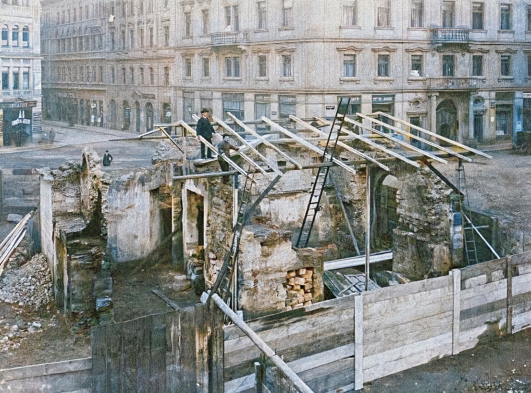 Pohled na zbytky románského zdiva nalezeného při bourání domu čp. 16 (Andělská kolej) v Mikulášské ulici (dnes náměstí Franze Kafky). Rok 1909