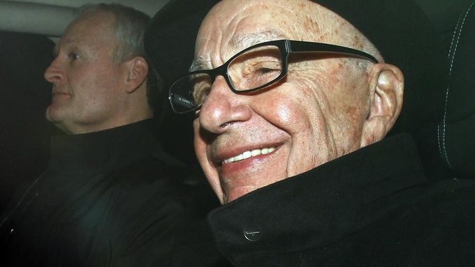 Rupert Murdoch přijel do Londýna uklidnit redakci The Sun.