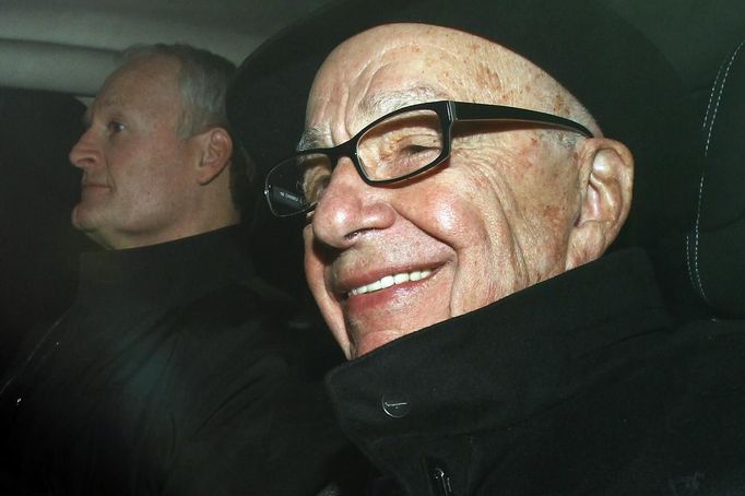 Rupert Murdoch přijel do Londýna uklidnit redakci The Sun.