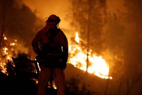 Obrazem: Požáry ničí Kalifornii, z domů zbyl jen popel. Nemáme se kam vrátit, popisují lidé