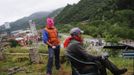 Masked coal miners look on near the Pozo Santiago mine in Caborana, near Oviedo, northern Spain June 18, 2012. Spanish coal mining unions are taking part in a general strike in northern Spain mining areas as they are protesting against government action to cut coal subsidies. REUTERS/Eloy Alonso (SPAIN - Tags: CIVIL UNREST BUSINESS EMPLOYMENT ENERGY) Published: Čer. 18, 2012, 11:29 dop.