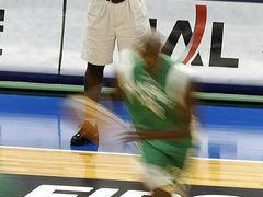 Senegalský trenér Mamadou Moustapha (vzadu) sleduje trénnk svých svěřenců před MS v Japonsku.