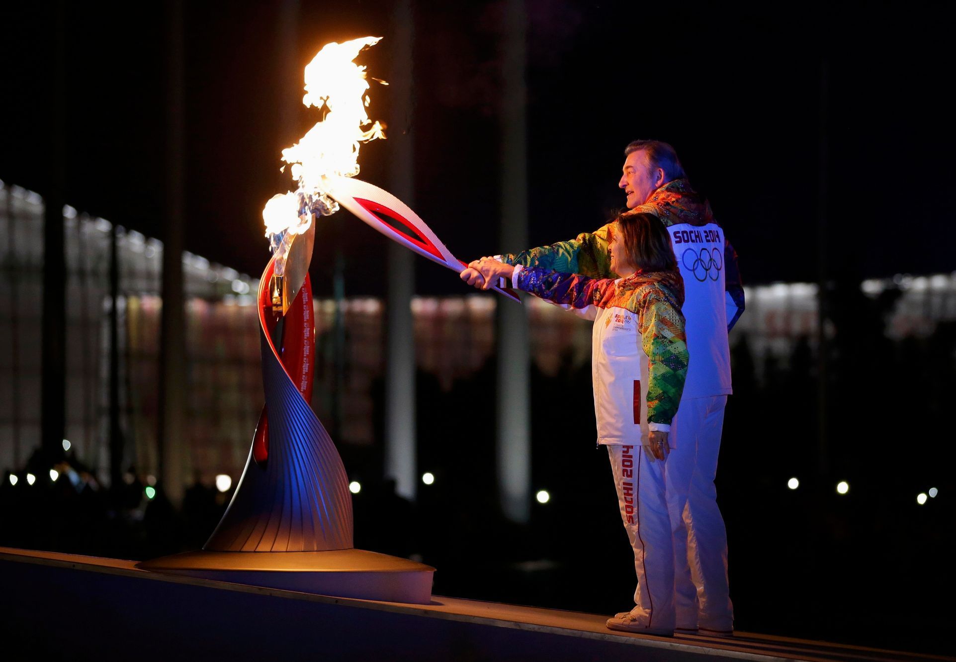 Soči 2014, zahájení: olympijská pochodeň (Vladimír Treťjak a Irina Rodninová)