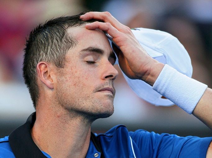 John Isner v zápase s Gillesem Mullerem.