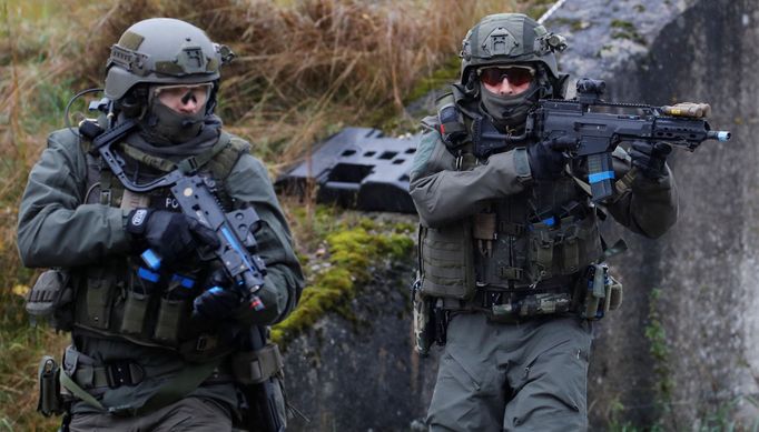 Příslušníci speciální německé zásahové policejní jednotky SEK (Spezialeinsatzkommandos) na cvičení. v Bádensku-Württembersku.