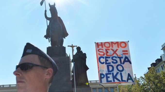 Proti pochodu hrdosti leseb, gayů, bisexuálů a transsexuálů konanému v rámci Prague Pride protestovali 11. srpna 2018 na Václavském náměstí jeho odpůrci.