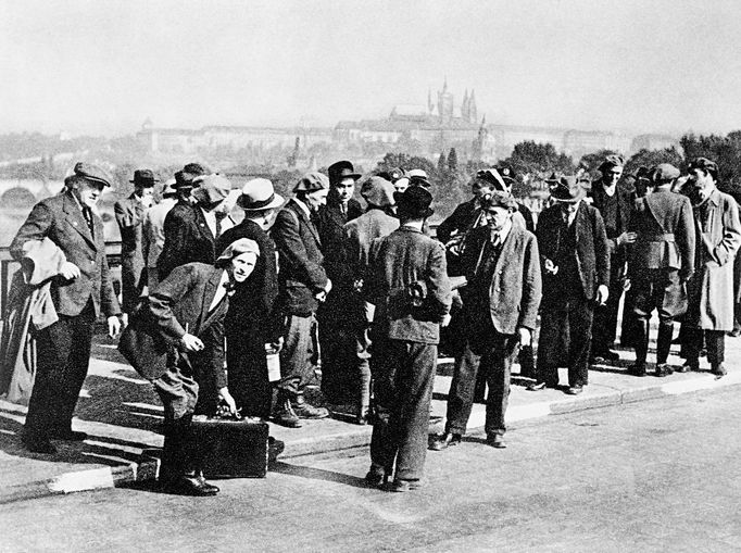 Mobilizace v Praze - mobilizovaní občané před odjezdem k útvaru,1938. V pozadí Hradčany a Pražský hrad.