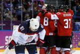 Zklamaný Phil Kessel si prohlíží led haly Bolšoj, zatímco Kanada slaví postup do finále.
