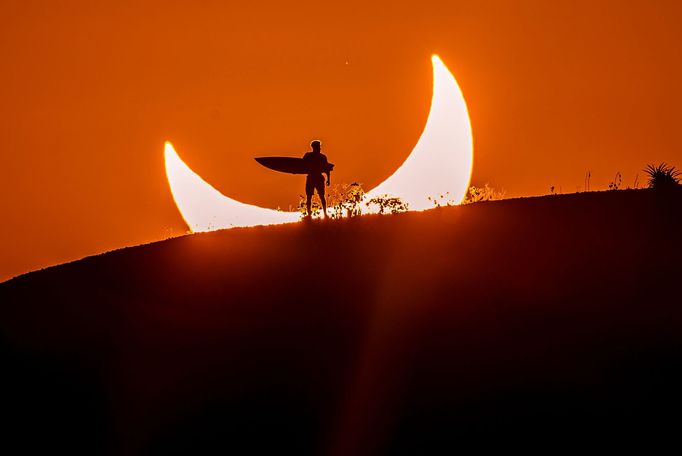 Ohnivý kruh. Snímek surfaře během prstencového zatmění Slunce, který pořídil brazilský fotograf Marcelo Maragni