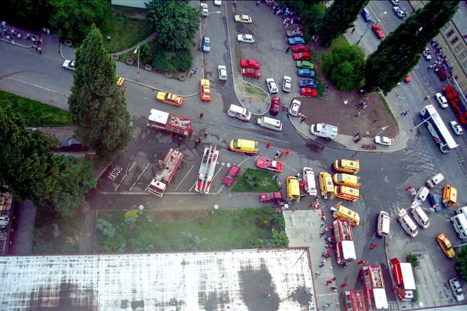 Požár hotelu Olympik v Praze, ke kterému došlo dne 26. května 1995. Archivní snímek z historie Hasičského záchranného sboru v Praze.