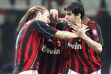 Fotbalista AC Milán Gilardino (vlevo) oslavuje se spoluhráči Claerencem Seedorfem a Kaká.