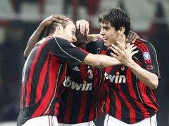 Fotbalista AC Milán Gilardino (vlevo) oslavuje se spoluhráči Claerencem Seedorfem a Kaká.
