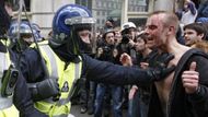 Při otevřených střetech mezi strážci pořádku a účastníky demonstrace proti kapitalismu občas tekla krev.