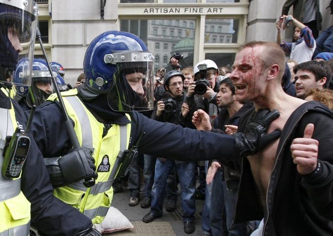 Při otevřených střetech mezi strážci pořádku a účastníky demonstrace proti kapitalismu občas tekla krev.