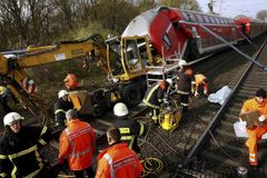 Vlak smetl bagr, po čelní srážce zůstali tři mrtví