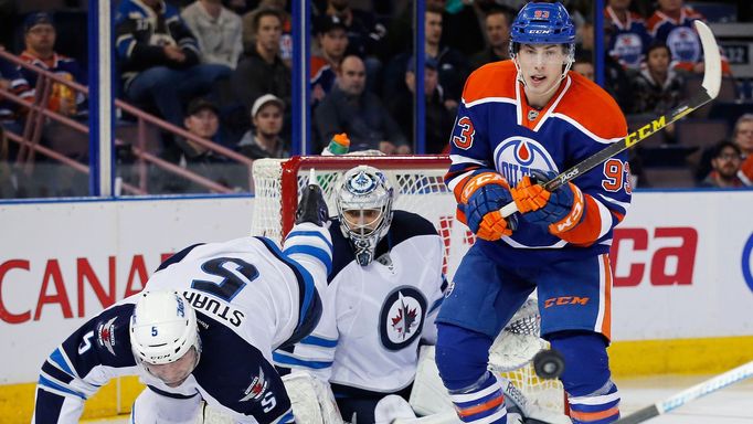 NHL: Winnipeg - Edmonton: Ondřej Pavelec (31) - Ryan Nugent-Hopkins (93)