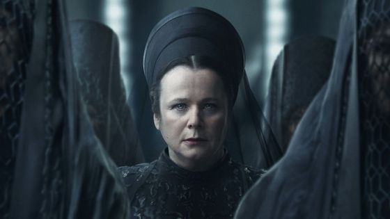 Duně: Proroctví chybí dostatečně zajímavé postavy. Na fotografii je Emily Watson jako Valya Harkonnen.