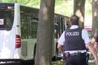 Útočník z autobusu na severu Německa je obviněn z pokusu o vraždu, motiv zůstává nejasný