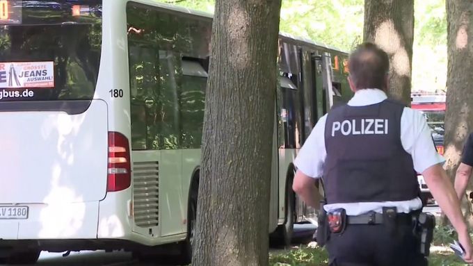 Útočník v autobuse v Lübecku pobodal cestující, záběry z místa útoku