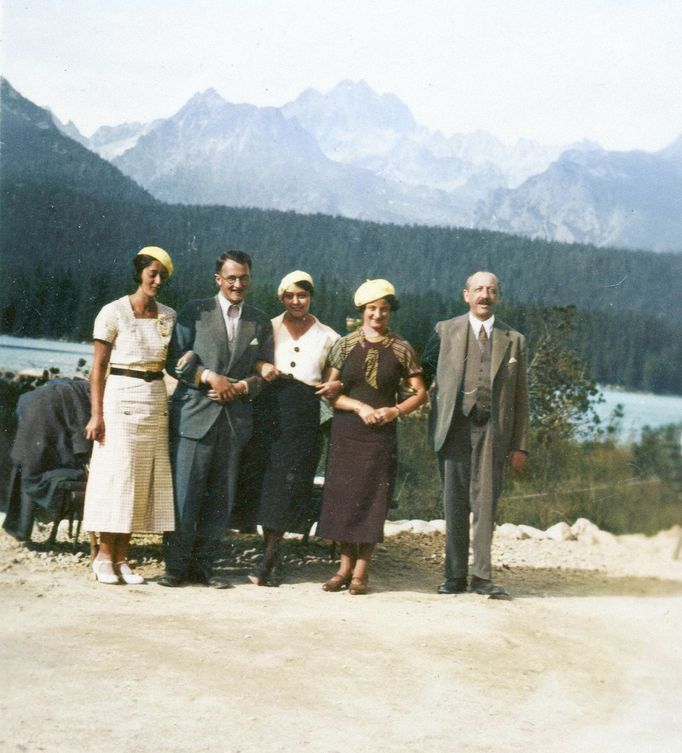 Výletníci, Štrbské Pleso, Vysoké Tatry, 1935. Kolorovaný archivní snímek z tatranského pohoří na Slovensku.