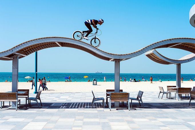 Biker Kriss Kyle seskakuje z vrtulníku na střechu hotelu Burž al Arab