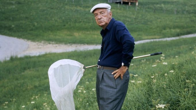 Vladimir Nabokov (na snímku ze 70. let) žil v Rusku, Německu, Francii, skoro 20 let v USA a poslední roky ve Švýcarsku. K jeho zálibám patřil lov motýlů.