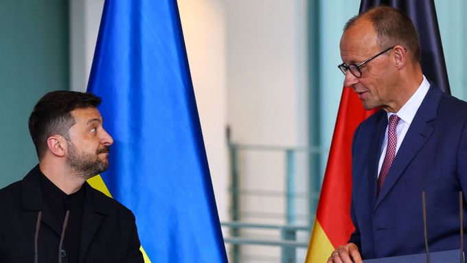 Pro ukrajinské rakety "nebudou existovat žádná omezení dosahu", uvedl ve středu po jednání s ukrajinským prezidentem Volodymyrem Zelenským (vlevo) německý kancléř Friedrich Merz.