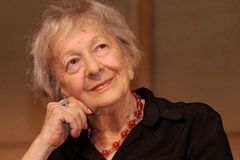 Zemřela polská básnířka a nobelistka Szymborská