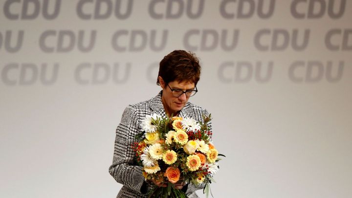 Nástupkyně Merkelové končí dřív, než pořádně začala. Nedokázala si zjednat pořádek