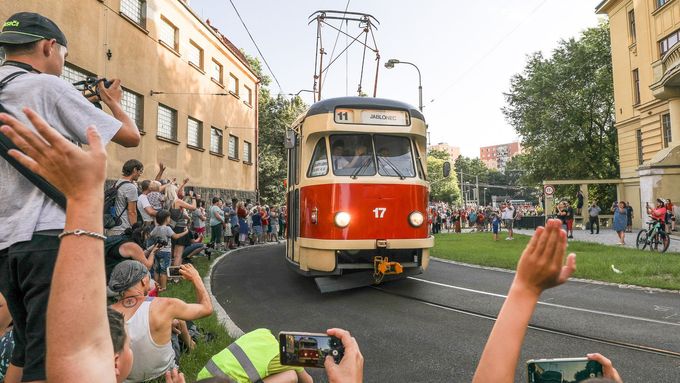 Foto: Velký tramvajový den. V Praze sláva, na Liberecku tisíce lidí jely naposled