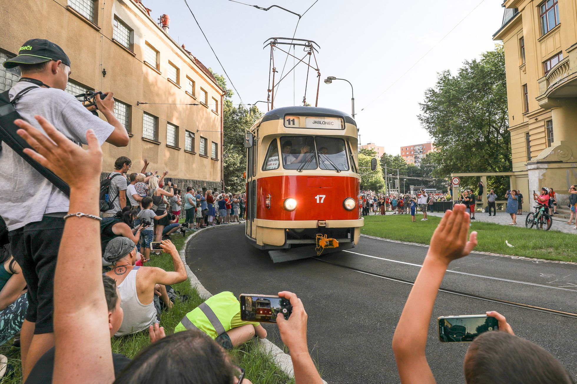Průvod tramvají, tramvaj, trať Jablonec nad Nisou - Liberec, loučení, rozchod kolejí 1000 milimetrů, šotouš