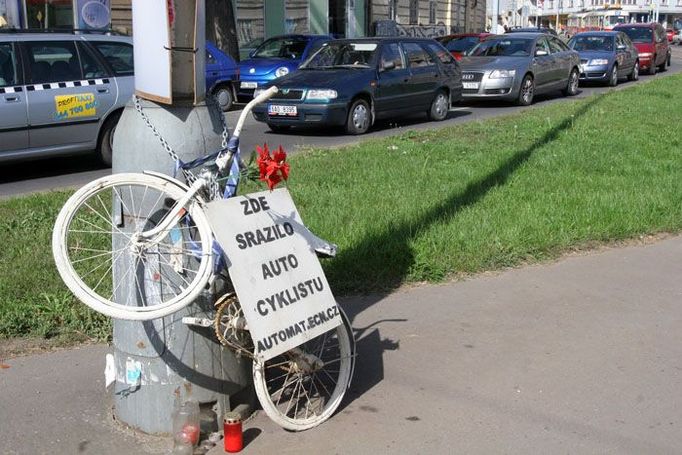 Pomník cyklisty na pražském nábřeží