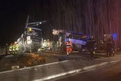 Ve Francii se srazil vlak se školním autobusem. Nehodu nepřežily čtyři děti