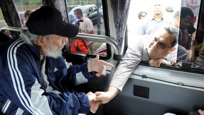 Fidel Castro hovoří se členy venezuelské delegace. Snímek je podle kubánských médií z 30. března 2015.