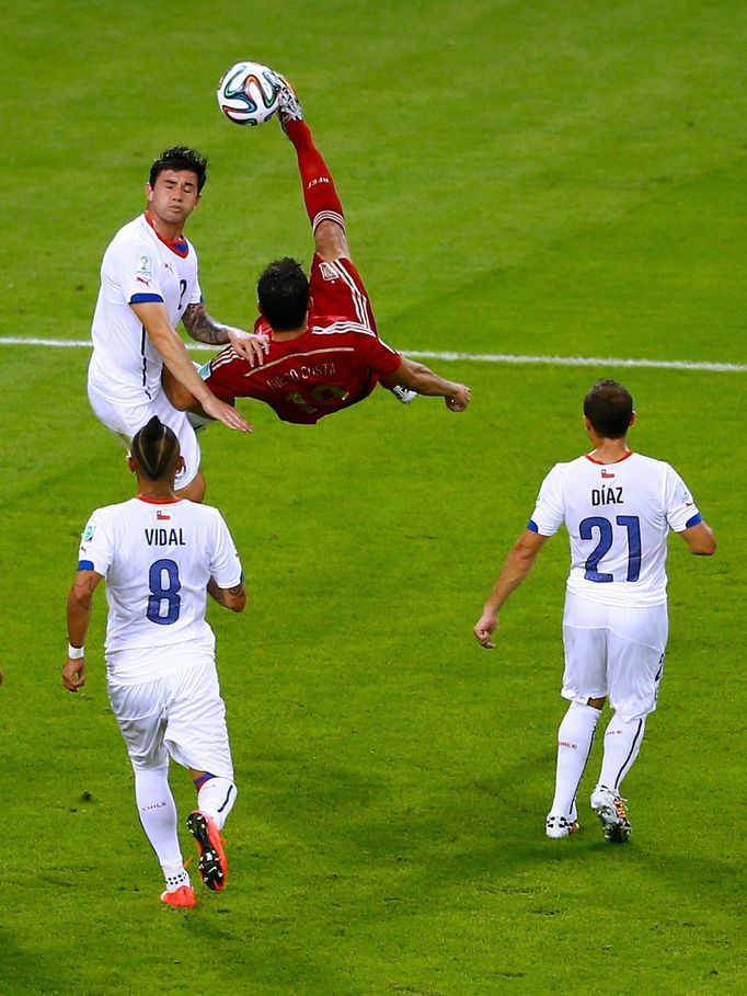 Spain's Diego Costa kicks the ball during the 2014 World Cup Group B soccer match between Spain and Chile at the Maracana stadium in Rio de Janeiro June 18, 2014. REUTERS