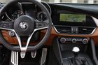 Alfa Romeo - Italská značka má poměrně drahé navigace. Základní model Alfa Connect NAV s obrazovkou 6,5 palce vyjde na 28 tisíc korun. Lepší kus nazvaný Alfa Connect 3D už ale stojí 62 tisíc korun. Má větší displej 8,8 palce. Ceník patří sedanu Giulia.