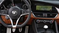 Alfa Romeo - Italská značka má poměrně drahé navigace. Základní model Alfa Connect NAV s obrazovkou 6,5 palce vyjde na 28 tisíc korun. Lepší kus nazvaný Alfa Connect 3D už ale stojí 62 tisíc korun. Má větší displej 8,8 palce. Ceník patří sedanu Giulia.