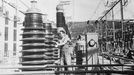 Fotografie ukazuje výstavbu vodní nádrže a elektrárny Lipno, významného díla z roku 1959, které dodává energii a poskytuje rekreační možnosti.