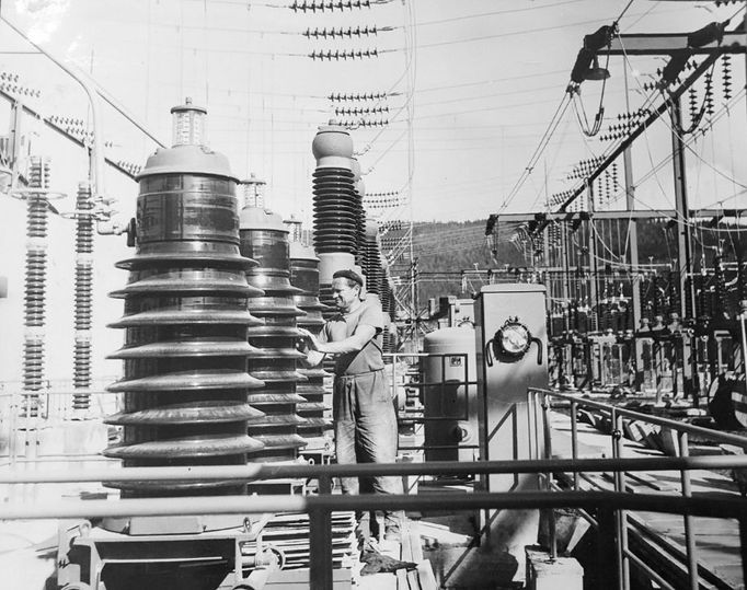 Fotografie ukazuje výstavbu vodní nádrže a elektrárny Lipno, významného díla z roku 1959, které dodává energii a poskytuje rekreační možnosti.