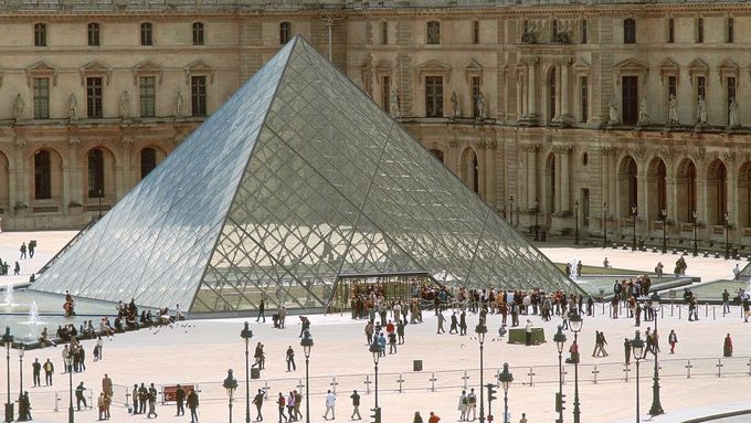 Skleněná pyramida v Paříži