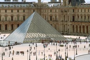 Architekt, který postavil slavnou pyramidu u Louvru, právě oslavil 100. narozeniny
