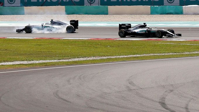 Pro Mercedes do byl v Sepangu závod plný problémů.