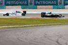 Rosberg ve smyku, Hamilton v plamenech. Mizérie Mercedesu v Malajsii využil Ricciardo