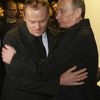 Donald Tusk a Vladimir Putin na místě tragédie ve Smolensku.